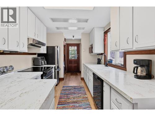 6119 Pippers Lane, Nelson, BC - Indoor Photo Showing Kitchen