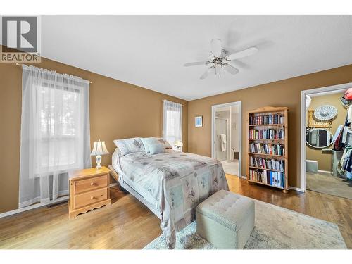 2668 Golf Course Drive, Blind Bay, BC - Indoor Photo Showing Bedroom