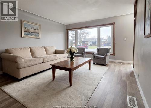 3672 Morris Drive, Windsor, ON - Indoor Photo Showing Living Room