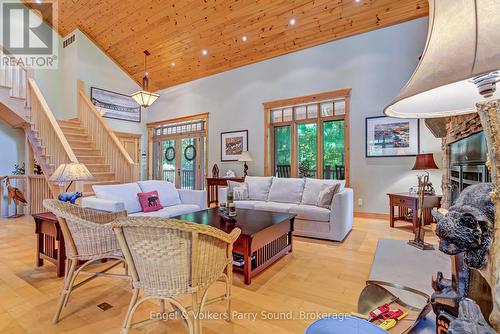 35 Shakell Road, Whitestone (Dunchurch), ON - Indoor Photo Showing Living Room