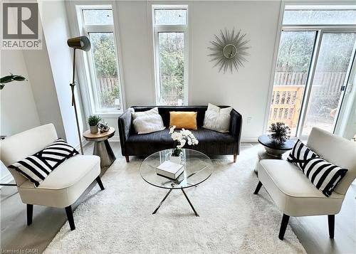15 Davinci Boulevard, Hamilton, ON - Indoor Photo Showing Living Room
