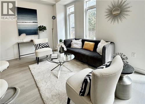 15 Davinci Boulevard, Hamilton, ON - Indoor Photo Showing Living Room