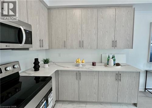 15 Davinci Boulevard, Hamilton, ON - Indoor Photo Showing Kitchen