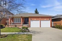 32 HIGHBURY DRIVE Hamilton, ON L8J 2T4
