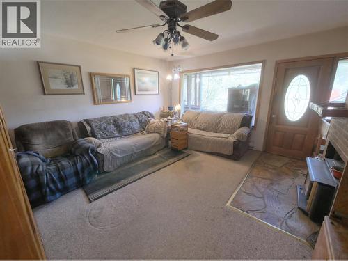 3837 Pass Creek Road, Crescent Valley, BC - Indoor Photo Showing Living Room