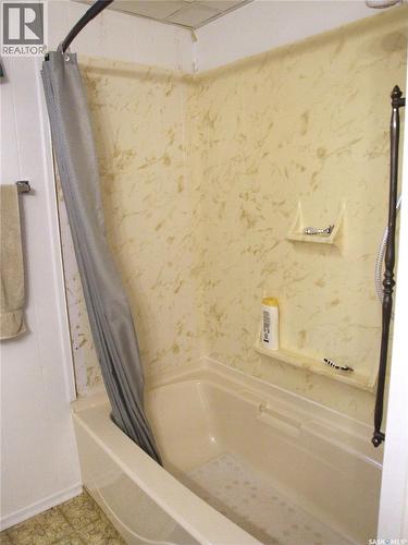 301 5Th Street W, Leader, SK - Indoor Photo Showing Bathroom