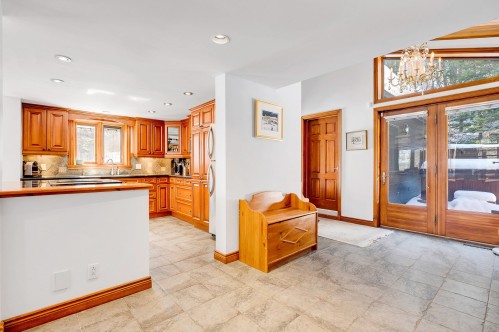 Hall d'entrée/Vestibule - 20 Ch. Ovila, Mont-Tremblant, QC - Indoor Photo Showing Kitchen