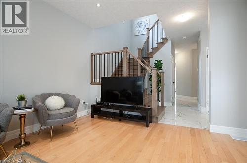 Living area with light wood-style floors and a high ceiling - 346 Chokecherry Crescent, Waterloo, ON - Indoor