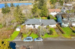 820-822 Leslie Dr Saanich, BC V8X 2Y4