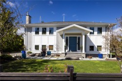 10444 Allbay Rd Sidney, BC V8L 2P1