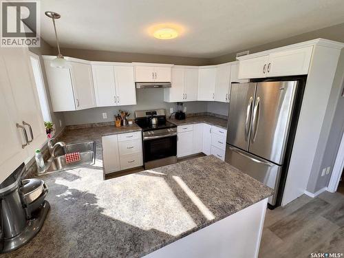 121 Martens Crescent, Warman, SK - Indoor Photo Showing Kitchen