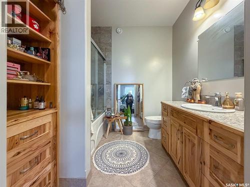 266 - 270 14Th Avenue Ne, Swift Current, SK - Indoor Photo Showing Bathroom