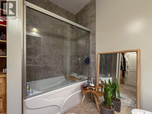 266 - 270 14Th Avenue Ne, Swift Current, SK - Indoor Photo Showing Bathroom