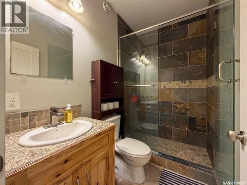 266 - 270 14Th Avenue Ne, Swift Current, SK - Indoor Photo Showing Bathroom