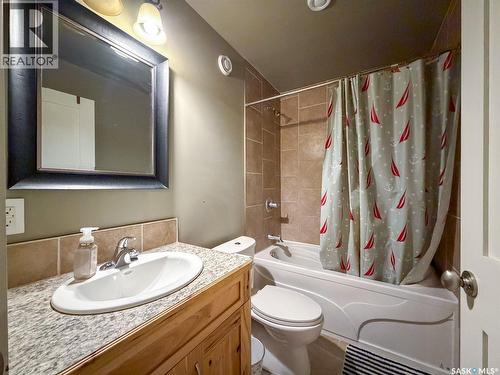 266 - 270 14Th Avenue Ne, Swift Current, SK - Indoor Photo Showing Bathroom