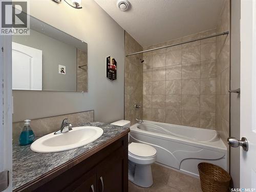 266 - 270 14Th Avenue Ne, Swift Current, SK - Indoor Photo Showing Bathroom