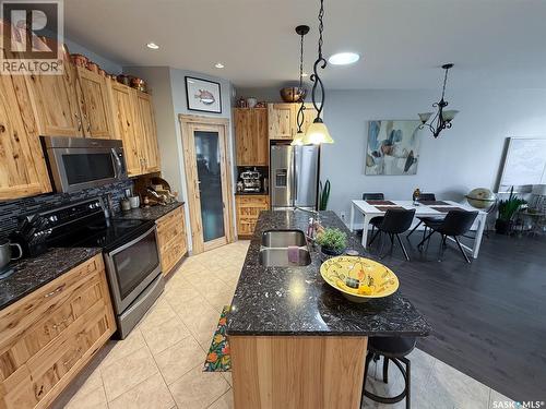 266 - 270 14Th Avenue Ne, Swift Current, SK - Indoor Photo Showing Kitchen With Double Sink