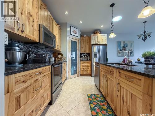 266 - 270 14Th Avenue Ne, Swift Current, SK - Indoor Photo Showing Kitchen