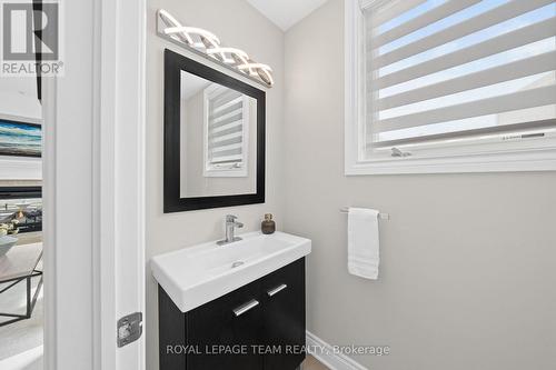 144 Whernside Terrace, Ottawa, ON - Indoor Photo Showing Bathroom