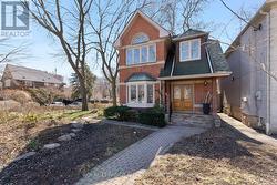 77 CHAPLIN CRESCENT Toronto, ON M5P 1A4