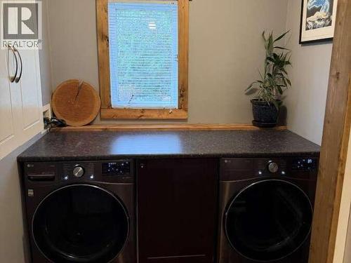 9340 Malaspina Rd, Powell River, BC - Indoor Photo Showing Laundry Room