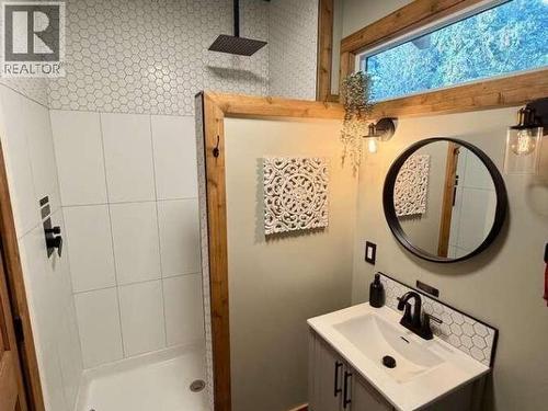 9340 Malaspina Rd, Powell River, BC - Indoor Photo Showing Bathroom