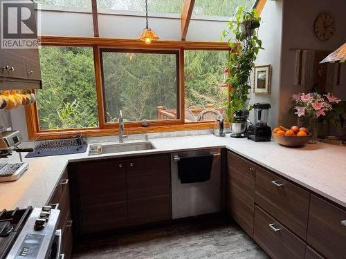 9340 Malaspina Rd, Powell River, BC - Indoor Photo Showing Kitchen