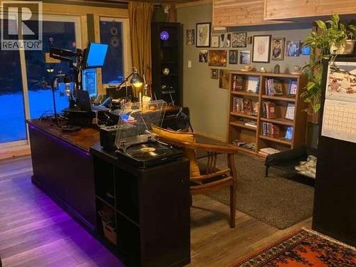 9340 Malaspina Rd, Powell River, BC - Indoor