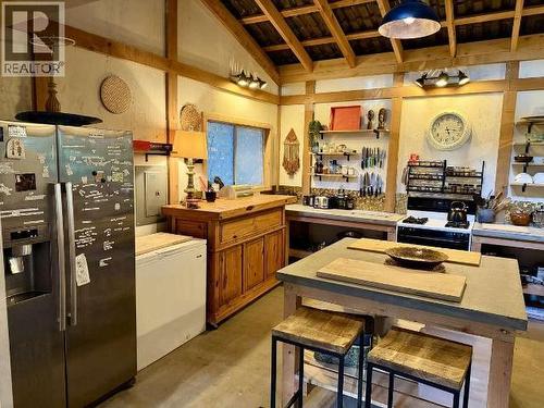 9340 Malaspina Rd, Powell River, BC - Indoor Photo Showing Kitchen
