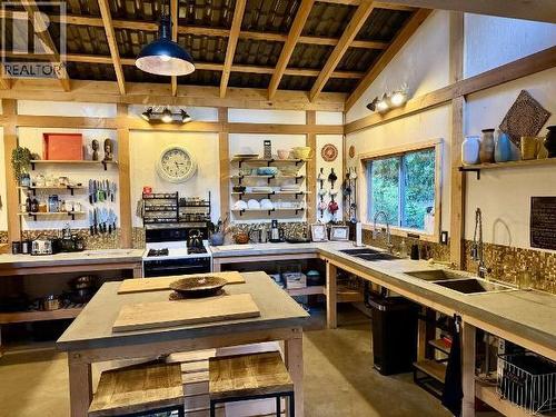 9340 Malaspina Rd, Powell River, BC - Indoor