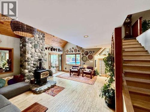 9340 Malaspina Rd, Powell River, BC - Indoor With Fireplace