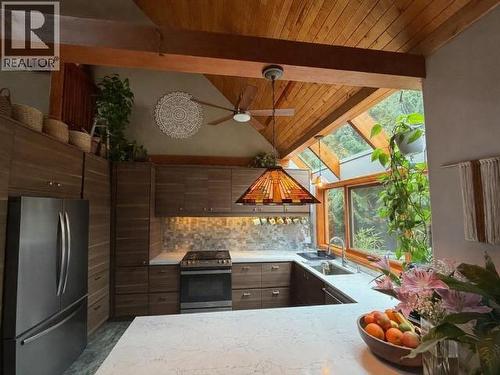 9340 Malaspina Rd, Powell River, BC - Indoor Photo Showing Kitchen
