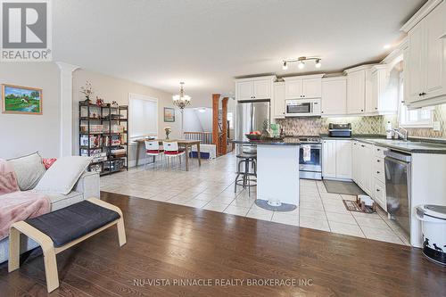1908 Coronation Drive, London North (North E), ON - Indoor Photo Showing Kitchen With Upgraded Kitchen