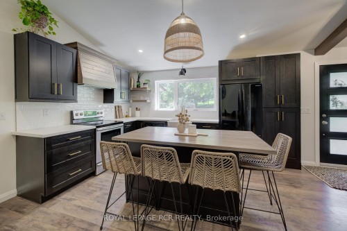 22 Smith Drive, Mapleton, ON - Indoor Photo Showing Dining Room