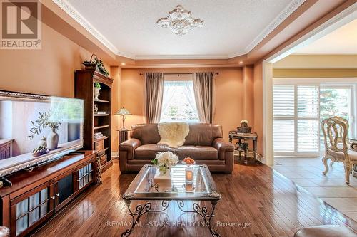125 Second Avenue, Uxbridge, ON - Indoor Photo Showing Living Room