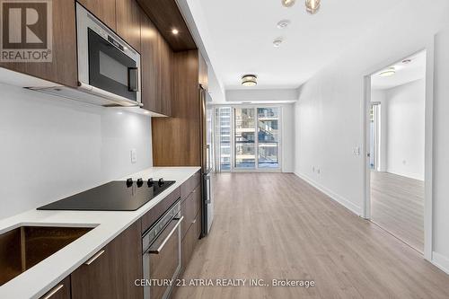 802 - 30 Inn On The Park Drive, Toronto, ON - Indoor Photo Showing Kitchen