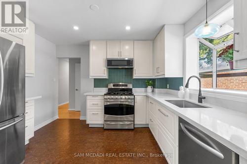 1987 Deanhome Road, Mississauga, ON - Indoor Photo Showing Kitchen With Upgraded Kitchen