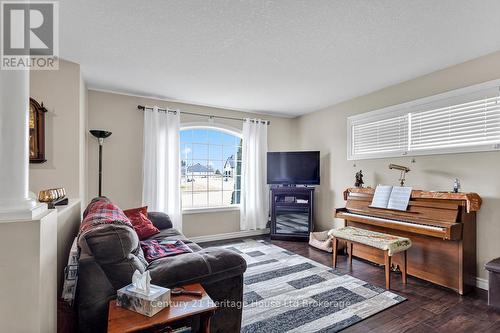 69 William Street, Tillsonburg, ON - Indoor Photo Showing Living Room