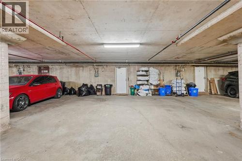2252 Upper Middle Road Unit# 4, Burlington, ON - Indoor Photo Showing Garage