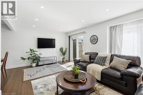 2252 Upper Middle Road Unit# 4, Burlington, ON - Indoor Photo Showing Living Room