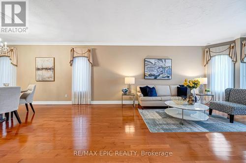 11 Palace Court, Richmond Hill, ON - Indoor Photo Showing Living Room