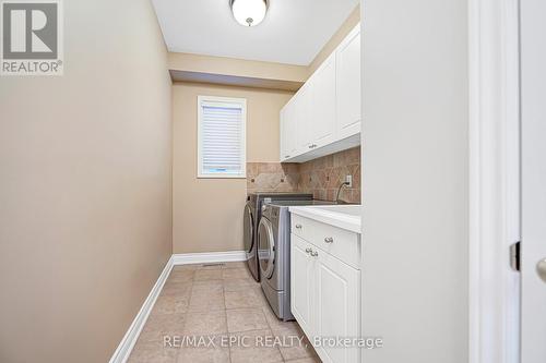 11 Palace Court, Richmond Hill, ON - Indoor Photo Showing Laundry Room
