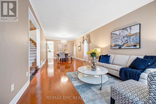 11 Palace Court, Richmond Hill, ON - Indoor Photo Showing Living Room