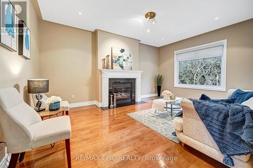 11 Palace Court, Richmond Hill, ON - Indoor Photo Showing Living Room With Fireplace