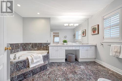 11 Palace Court, Richmond Hill, ON - Indoor Photo Showing Bathroom