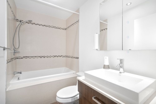Bathroom - 204-2375 Av. Ekers, Mont-Royal, QC - Indoor Photo Showing Bathroom