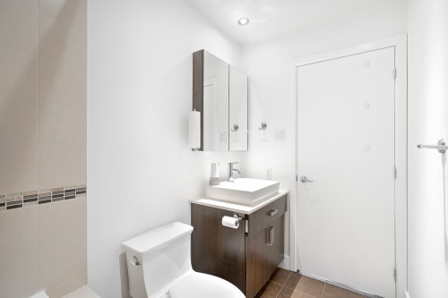 Bathroom - 204-2375 Av. Ekers, Mont-Royal, QC - Indoor