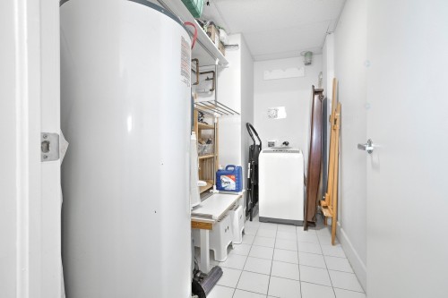 Laundry - 204-2375 Av. Ekers, Mont-Royal, QC - Indoor
