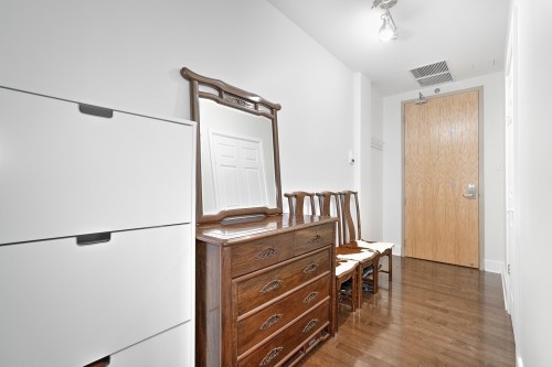 Mud Room - 204-2375 Av. Ekers, Mont-Royal, QC - Indoor