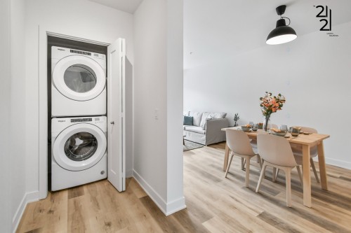 Living Room - 106-2121 Av. Papineau, Montréal (Ville-Marie), QC - Indoor Photo Showing Laundry Room